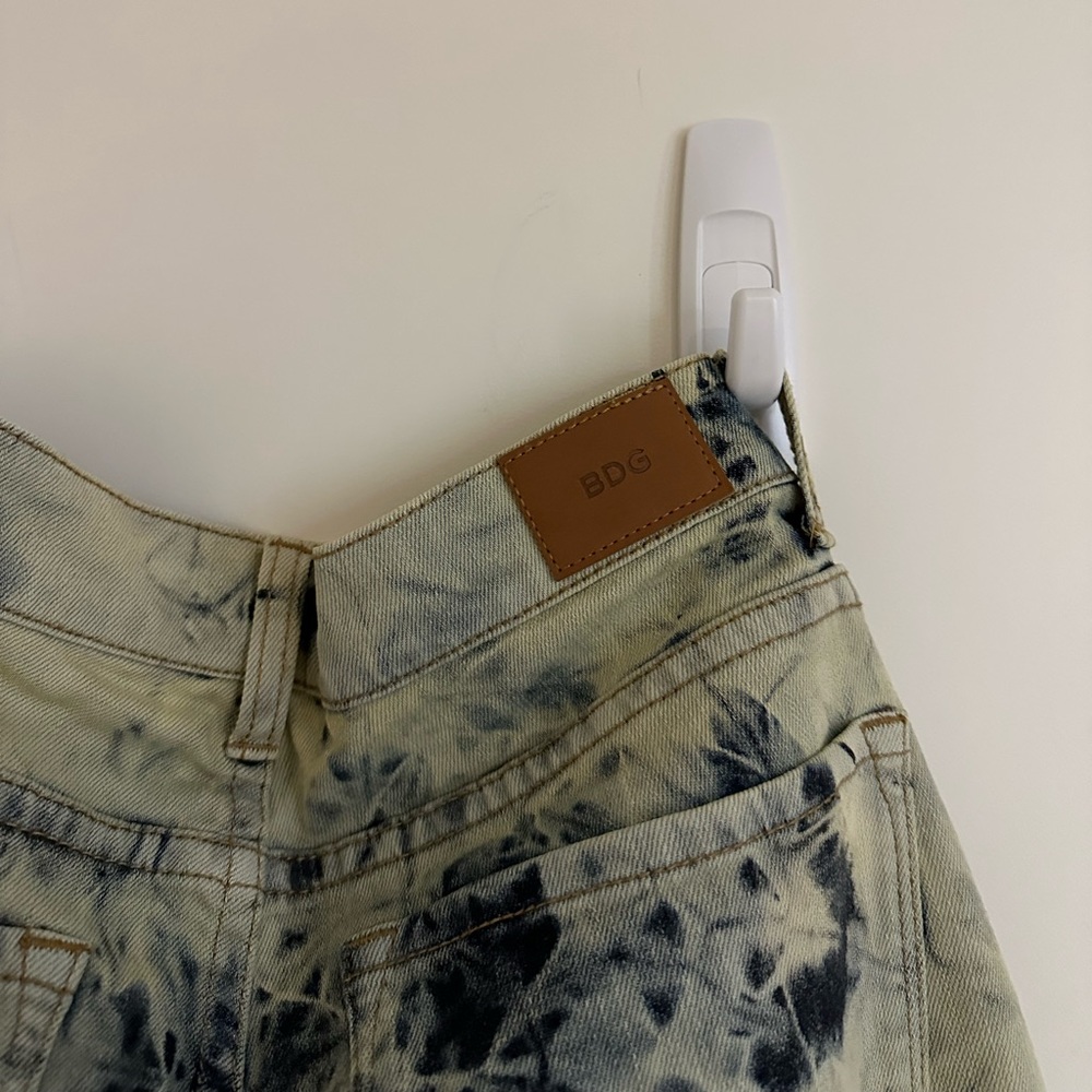 BDG patterned blue jeans with studs